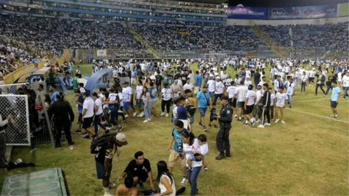 El Salvador'daki futbol maçında uydurma bilet izdihama yol açtı, 12 kişi hayatını kaybetti