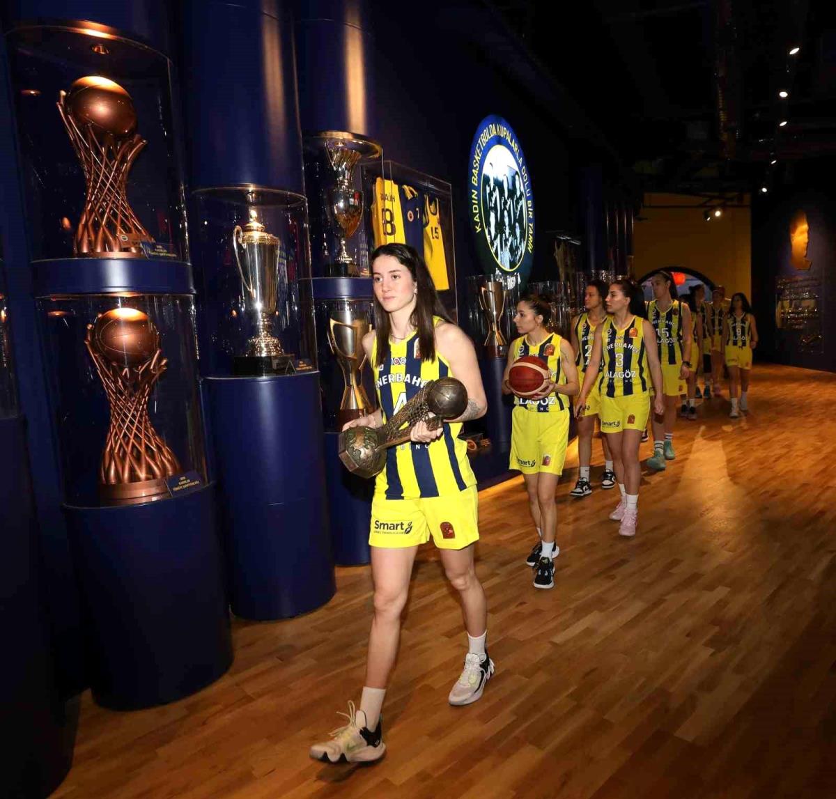 Fenerbahçe Bayan Basketbol Ekibi, EuroLeague kupasını basketbol müzesine getirdi