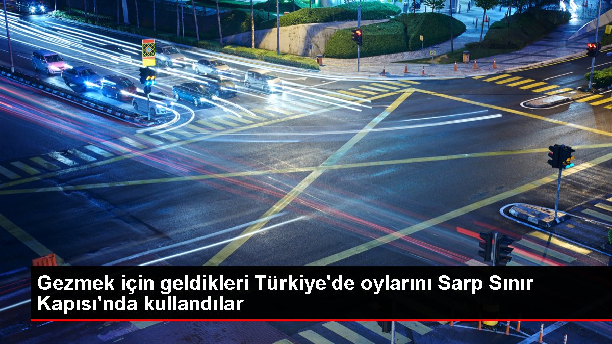 Gezmek için geldikleri Türkiye'de oylarını Sarp Hudut Kapısı'nda kullandılar