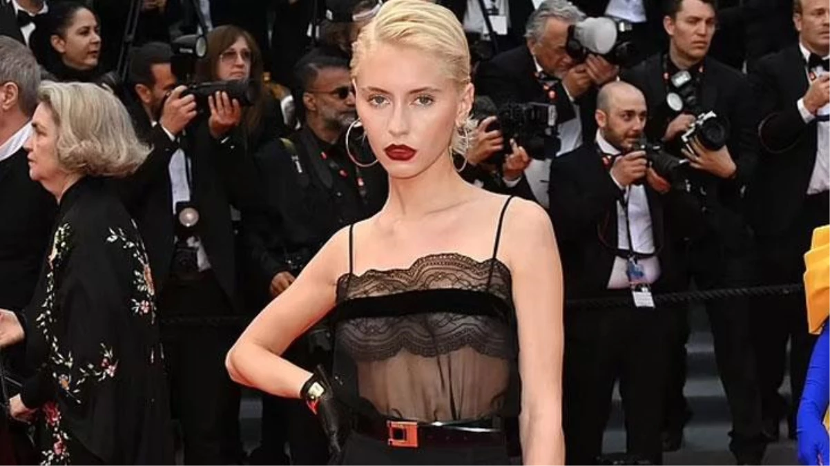 Hoş model Iris Law, Cannes Sinema Şenliği'ne tül elbise ile katıldı