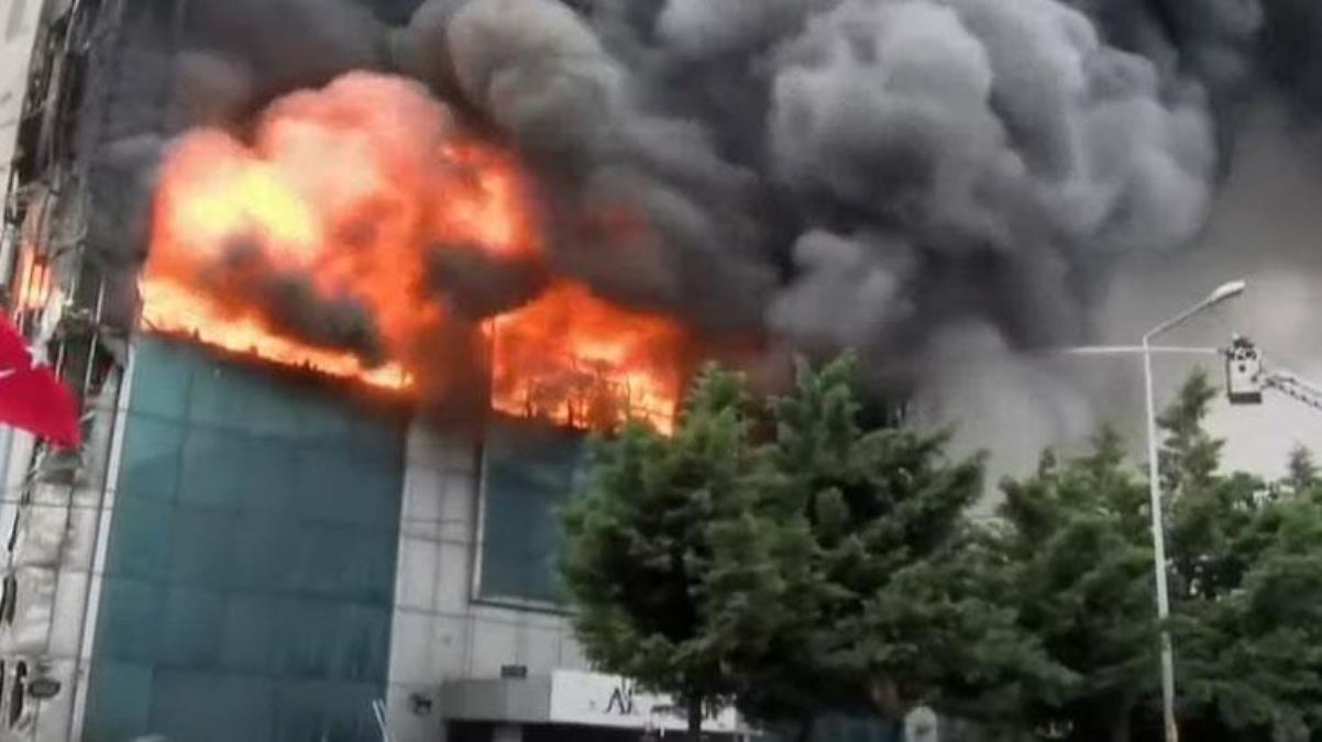 İstanbul'da korkutan yangın! Akit gazetesinin binası alev alev yanıyor