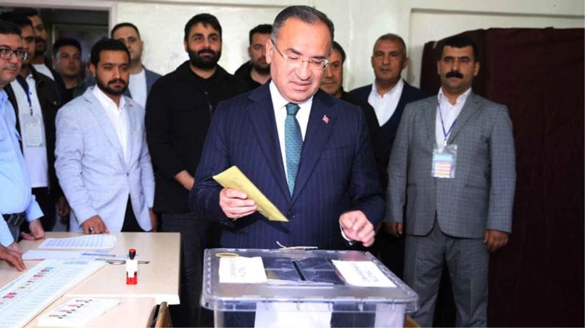 Kabine'den birinci oy veren bakan Bekir Bozdağ oldu: Seçimlerin Türkiye'ye güzel olmasını diliyorum