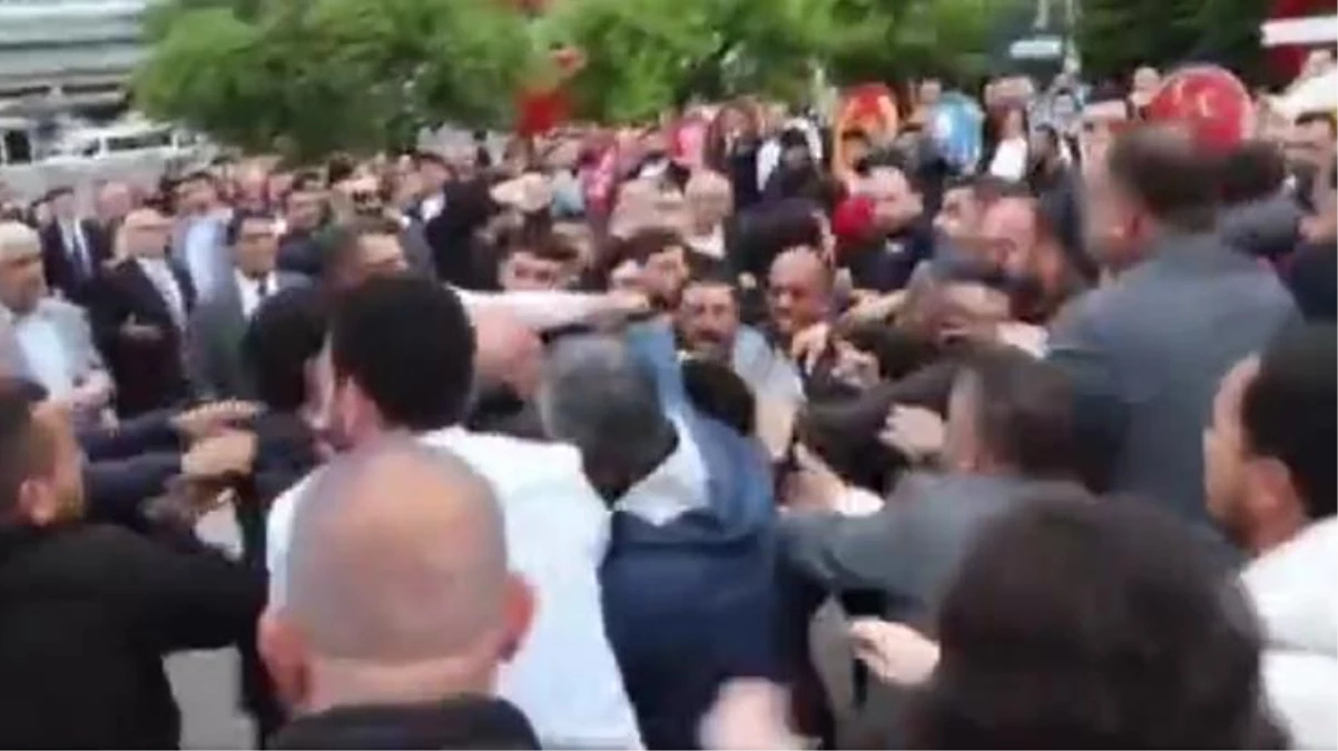 Kartal'da 19 Mayıs merasiminde arbede! İdeal Ocakları ile CHP Gençlik Kolları üyeleri birbirlerine girdi