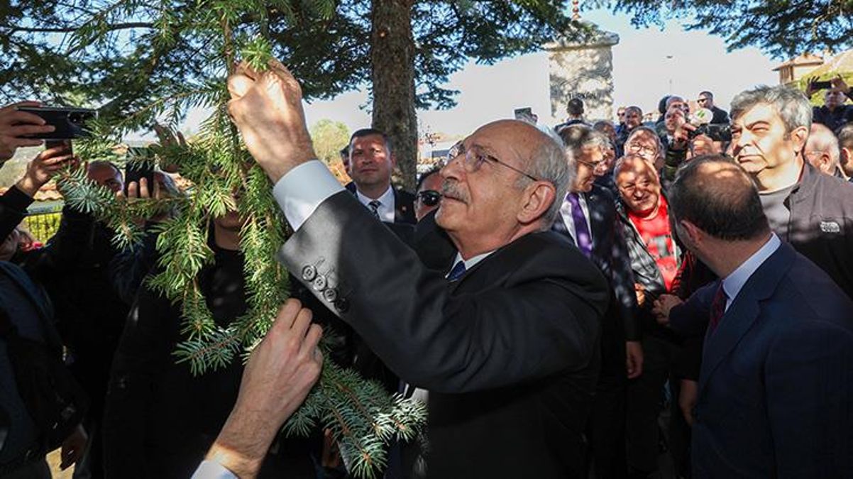 Kılıçdaroğlu, marteniçka bilekliğini Bulgaristan'da Türkan Bebek Anıtı'ndaki ağaca astı