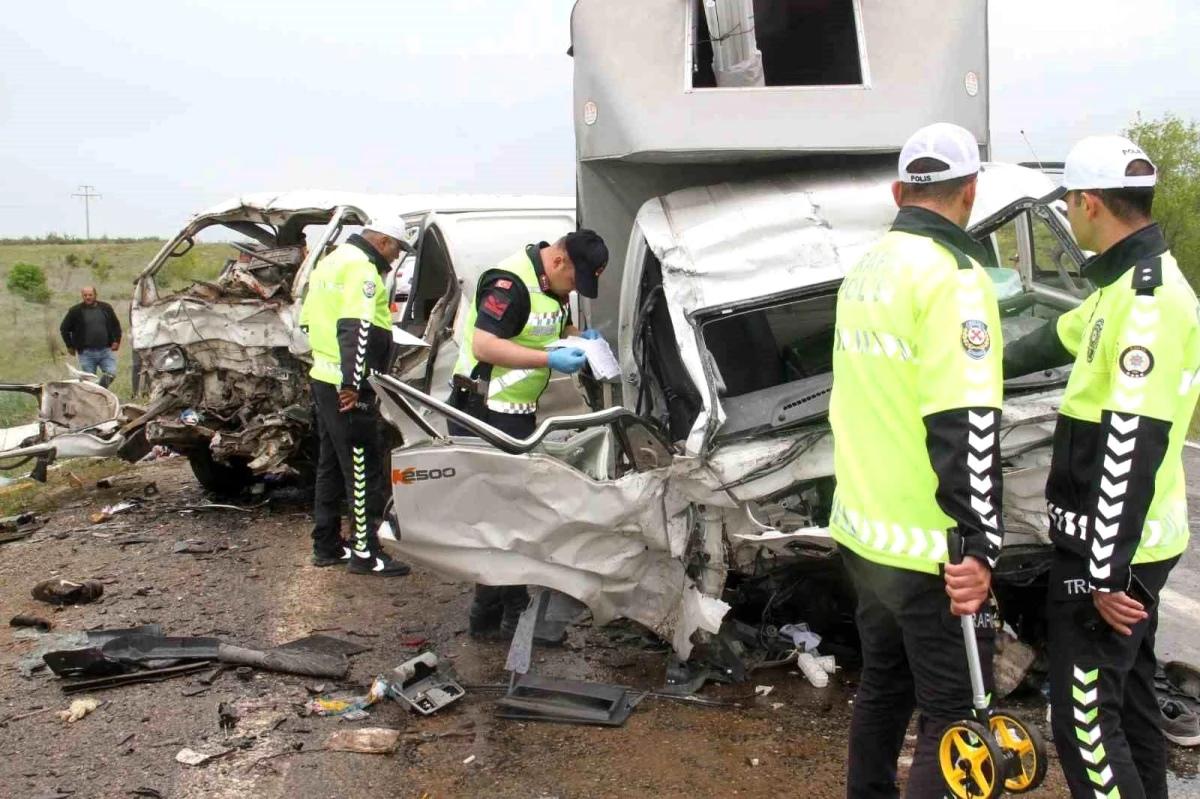 Konya'da kamyonetle minibüs çarpıştı: 2 meyyit, 3 yaralı