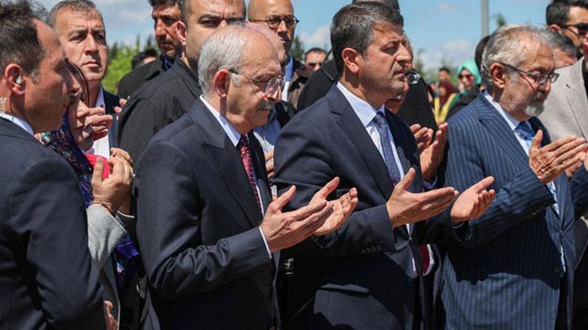 Mezarlık ziyaretinde dikkat çeken detay! Provokasyon sonrası Kılıçdaroğlu'nun gözleri dolmuş