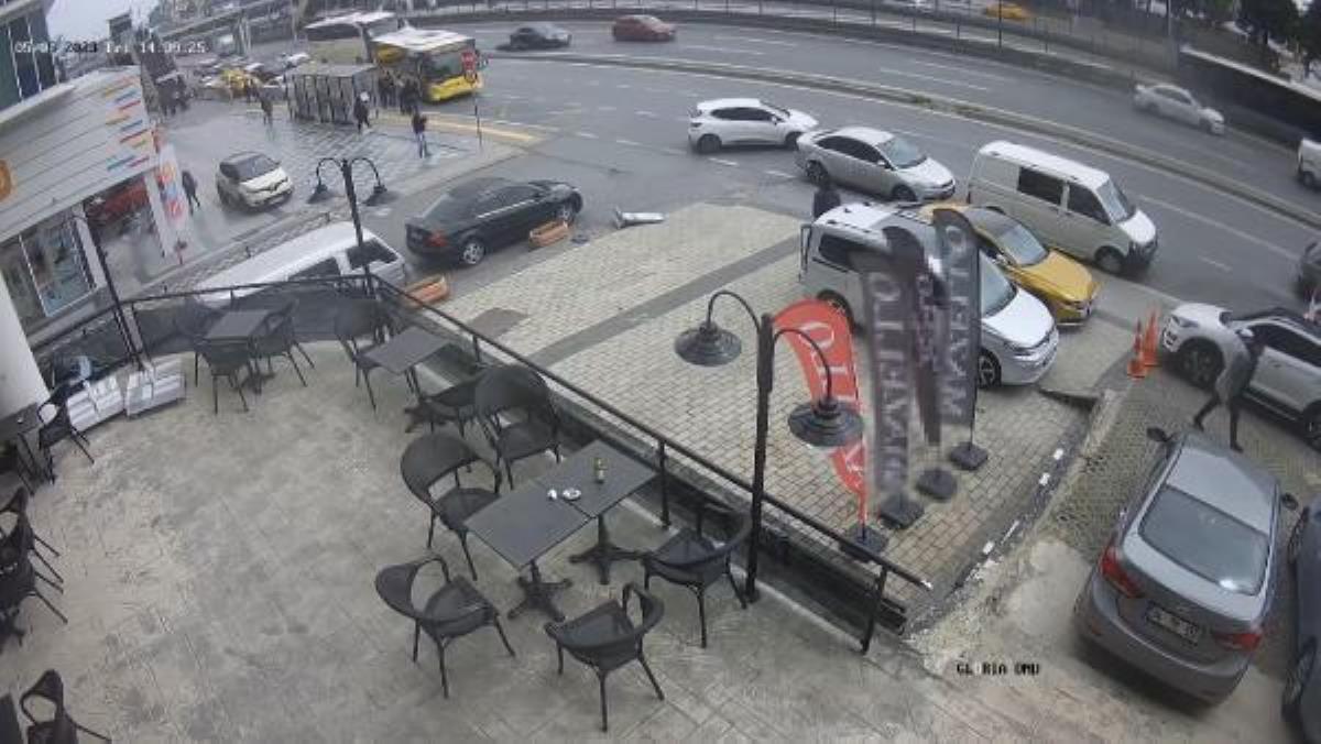 Motosiklet şoförü makas atan arabanın çarpmasıyla metrelerce sürüklendi