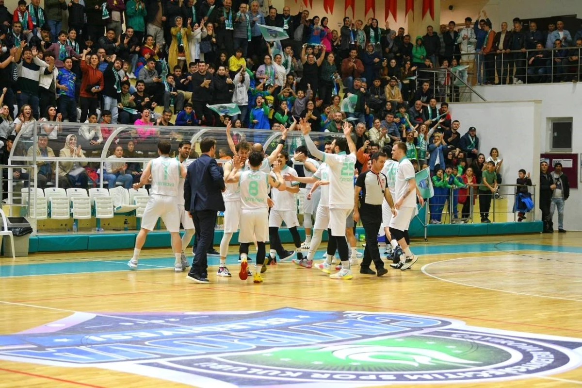 Nefes kesen müsabakada Çayırova Belediyesi Basketbol Kadrosu yarı finale yükseldi