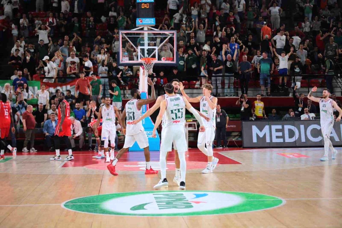 Pınar Karşıyaka, Büyükçekmece Basketbol deplasmanında