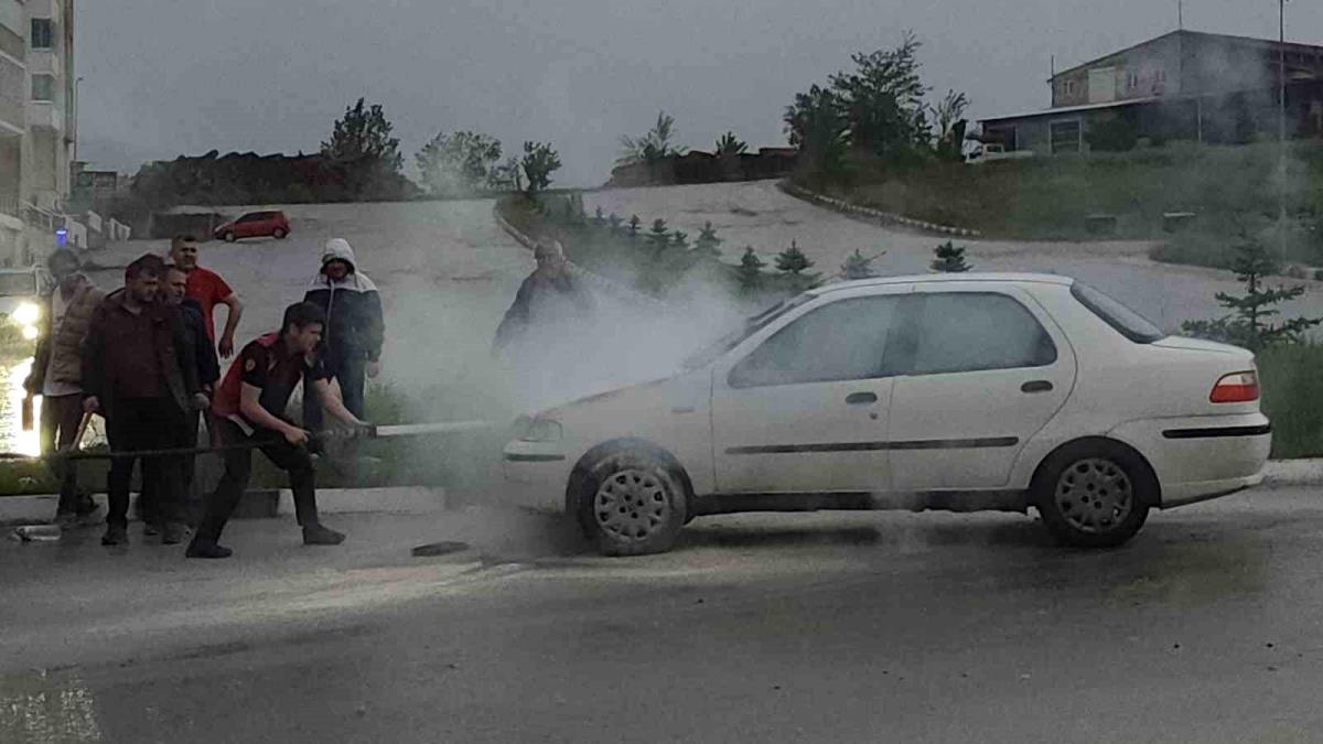 Safranbolu'da Arabanın Motor Kısmından Çıkan Dumanlar Paniğe Neden Oldu