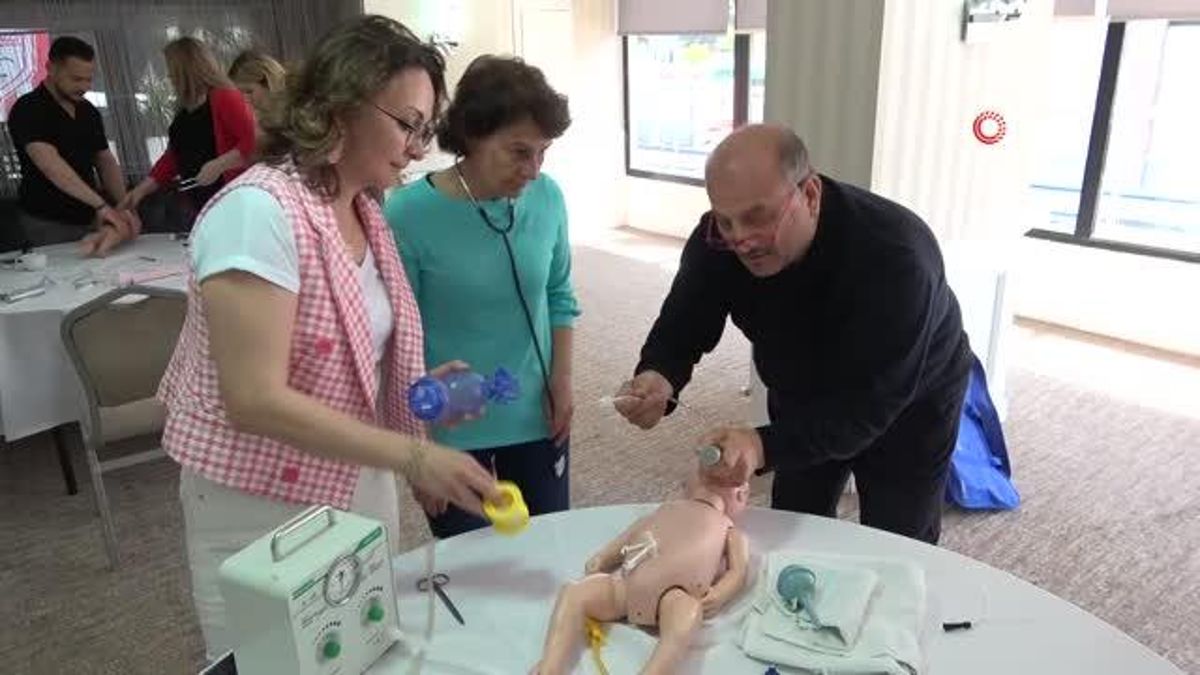Samsun'da sıhhat çalışanlarına yeni doğan bebeğin birinci dakikası eğitimi