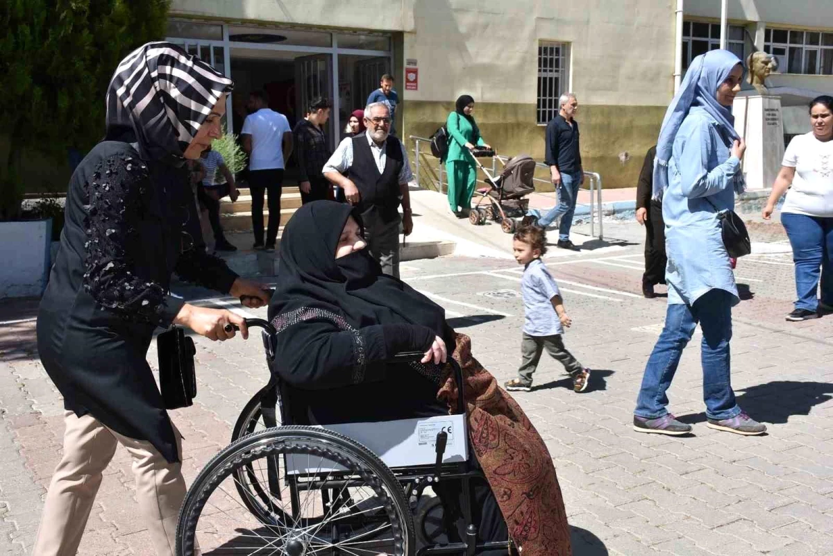 Siirt'te 42 yıl evvel gözlerini kaybeden bayan oy kullandı