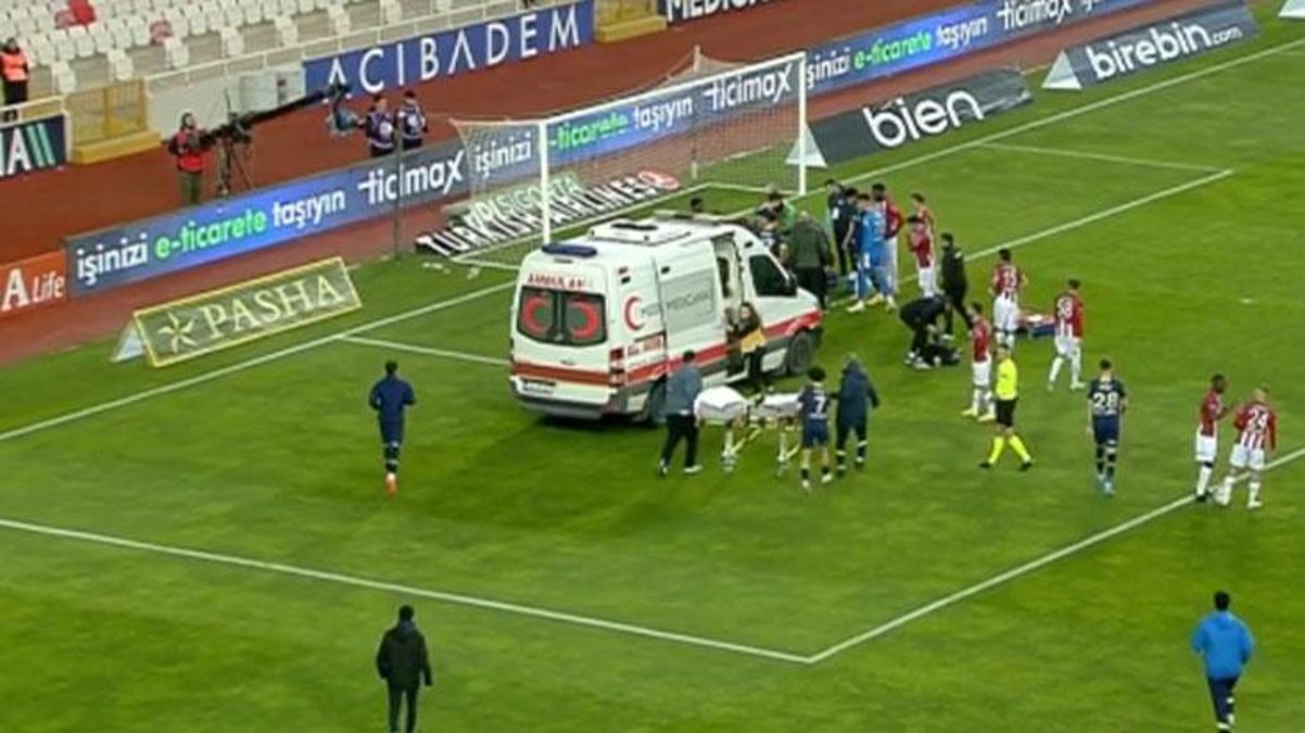 Sivas'ta dehşet dolu anlar! Alana ambulans girdi, F.Bahçeli Valencia hastaneye kaldırıldı