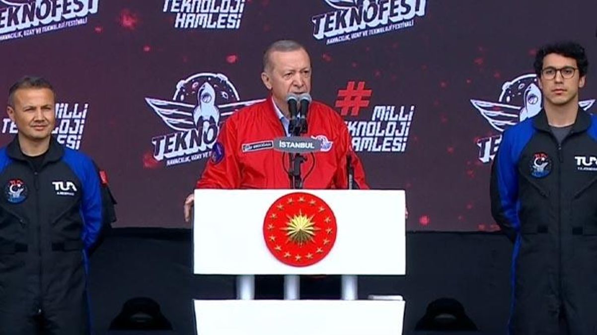 Son Dakika: Türkiye'nin birinci uzay yolcuları muhakkak oldu! İşte Cumhurbaşkanı Erdoğan'ın sahneden ilan ettiği iki isim
