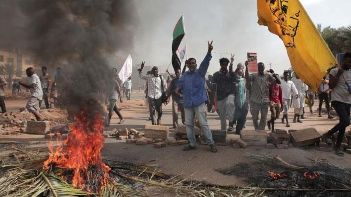 Son Dakika: Yangın yerine dönen Sudan'da ordu ile Süratli Dayanak Kuvvetleri ortasında 24 saatlik ateşkes