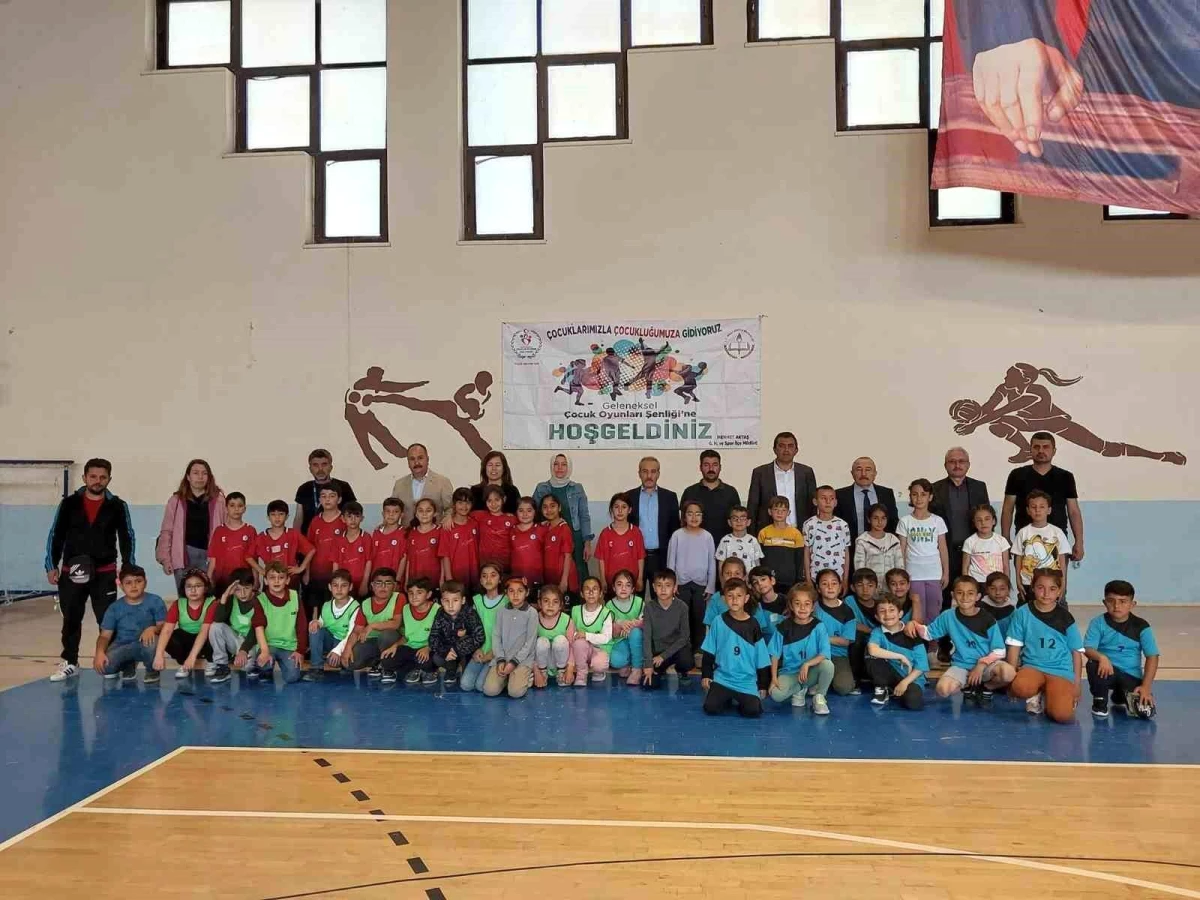 Sungurlu'da Klâsik Çocuk Oyunları Şenliği Başladı