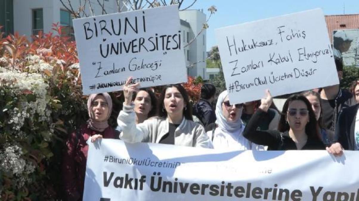 Vakıf Üniversitesi öğrencileri eğitim fiyatlarına yapılan artırımları protesto etti