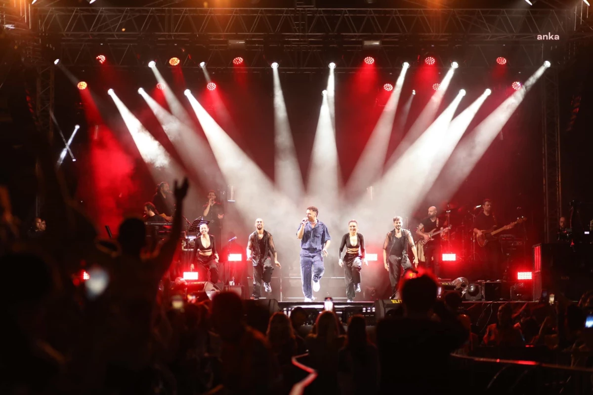 Akhisar Belediyesi'nin düzenlediği Çağlak Şenliği Edis konseri ile sona erdi