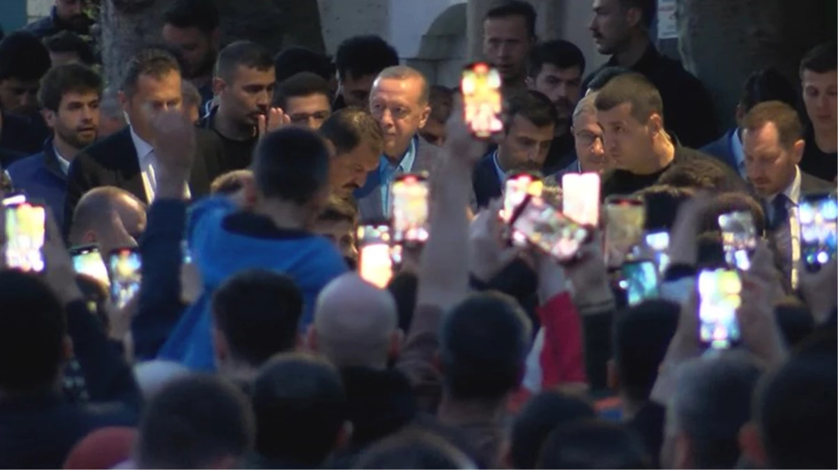 Akşam namazını Eyüpsultan Mescidi'nde kılan Cumhurbaşkanı Erdoğan'a vatandaşlardan ağır ilgi
