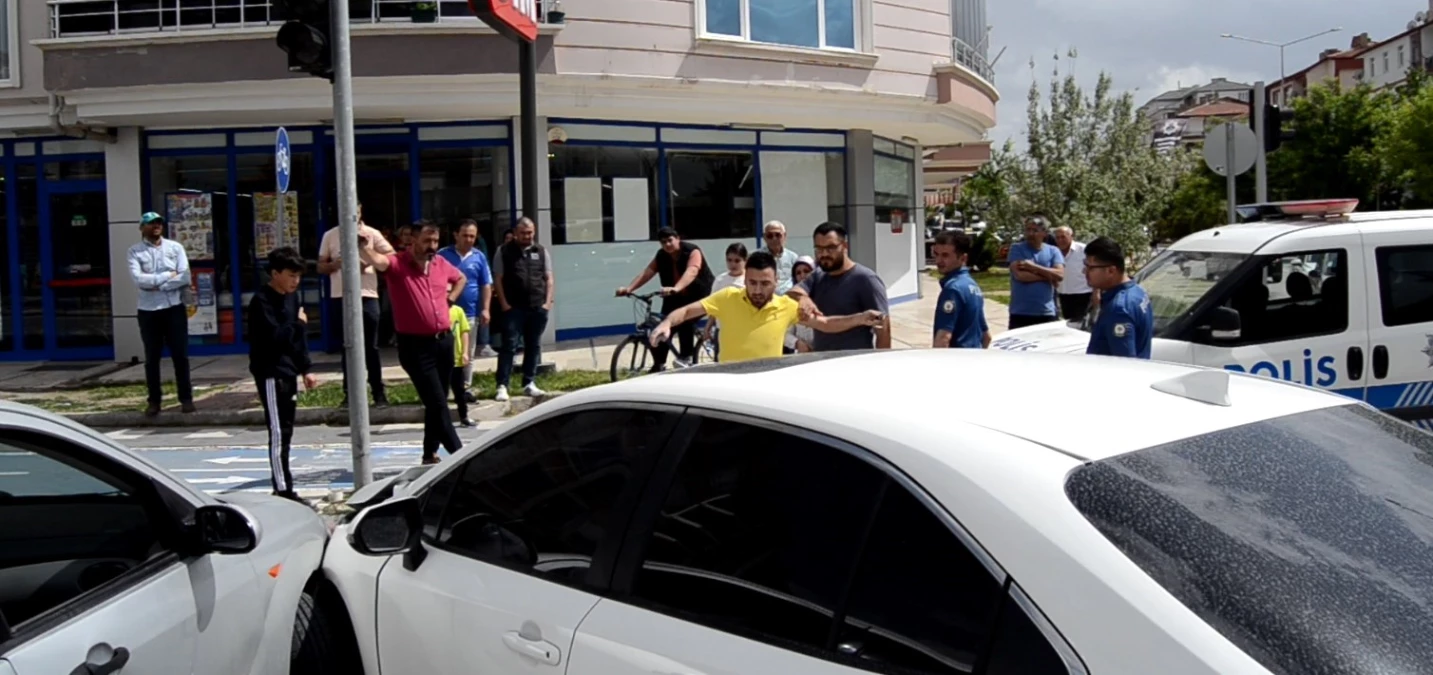 Aksaray'da kaza sonrası araba tekmeleme olayı