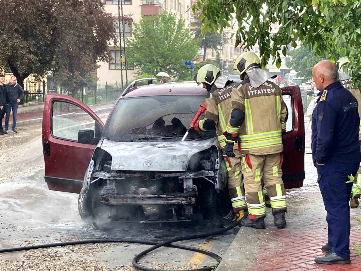 Ankara'da kontağı çevrilen otomobil alev aldı