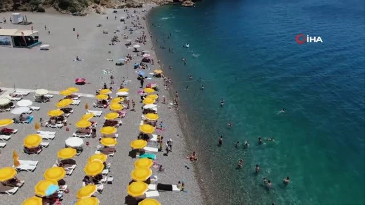 Antalya'da Termometreler 41 Dereceyi Gördü, Sıcaktan Bunalan Denize Koştu