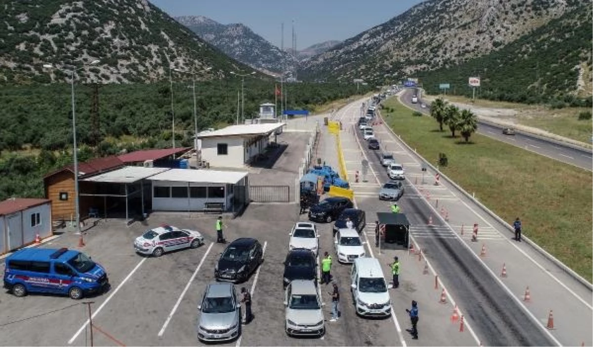Antalya'ya kara yoluyla gelen tatilcilerde araç kuyrukları oluştu