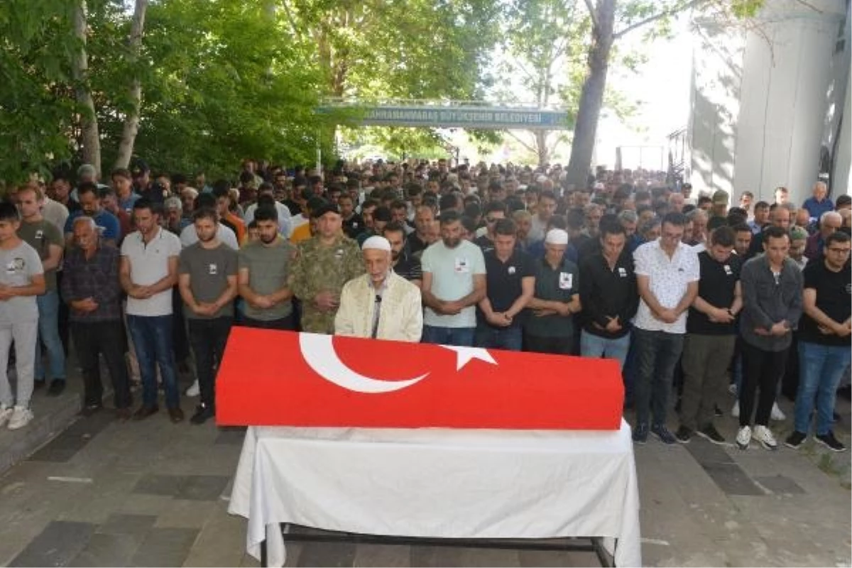 Astsubay Ahmet Zübeyir Taş'ın cenazesi Elbistan'da toprağa verildi