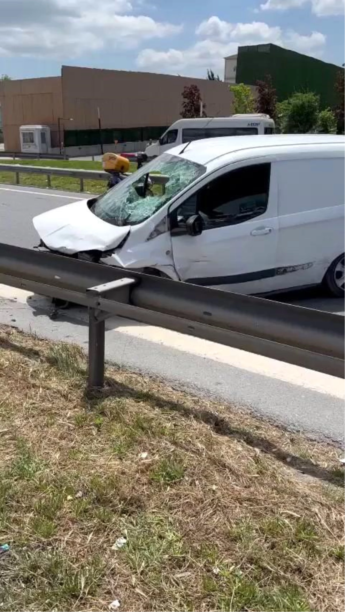 Bahçelievler'de Araba Bariyere Çarptı: Şoför Camdan Fırladı