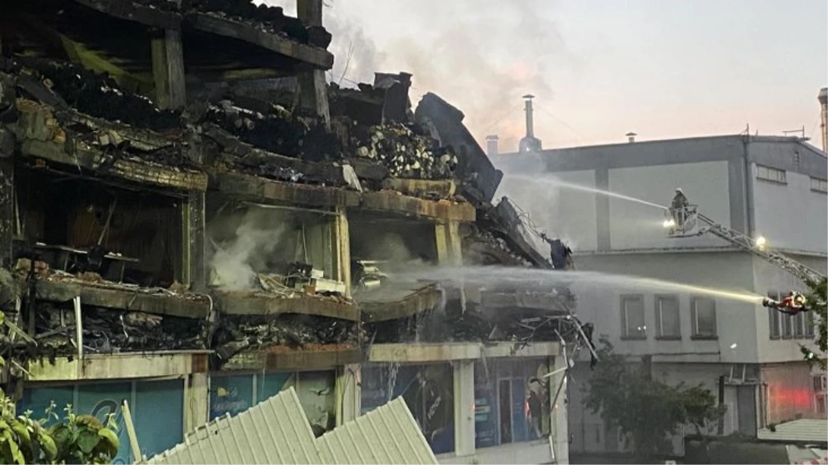 Başakşehir'deki fabrikada yangın 37 saattir devam ediyor! Binanın son 2 katında çökmeler yaşanıyor