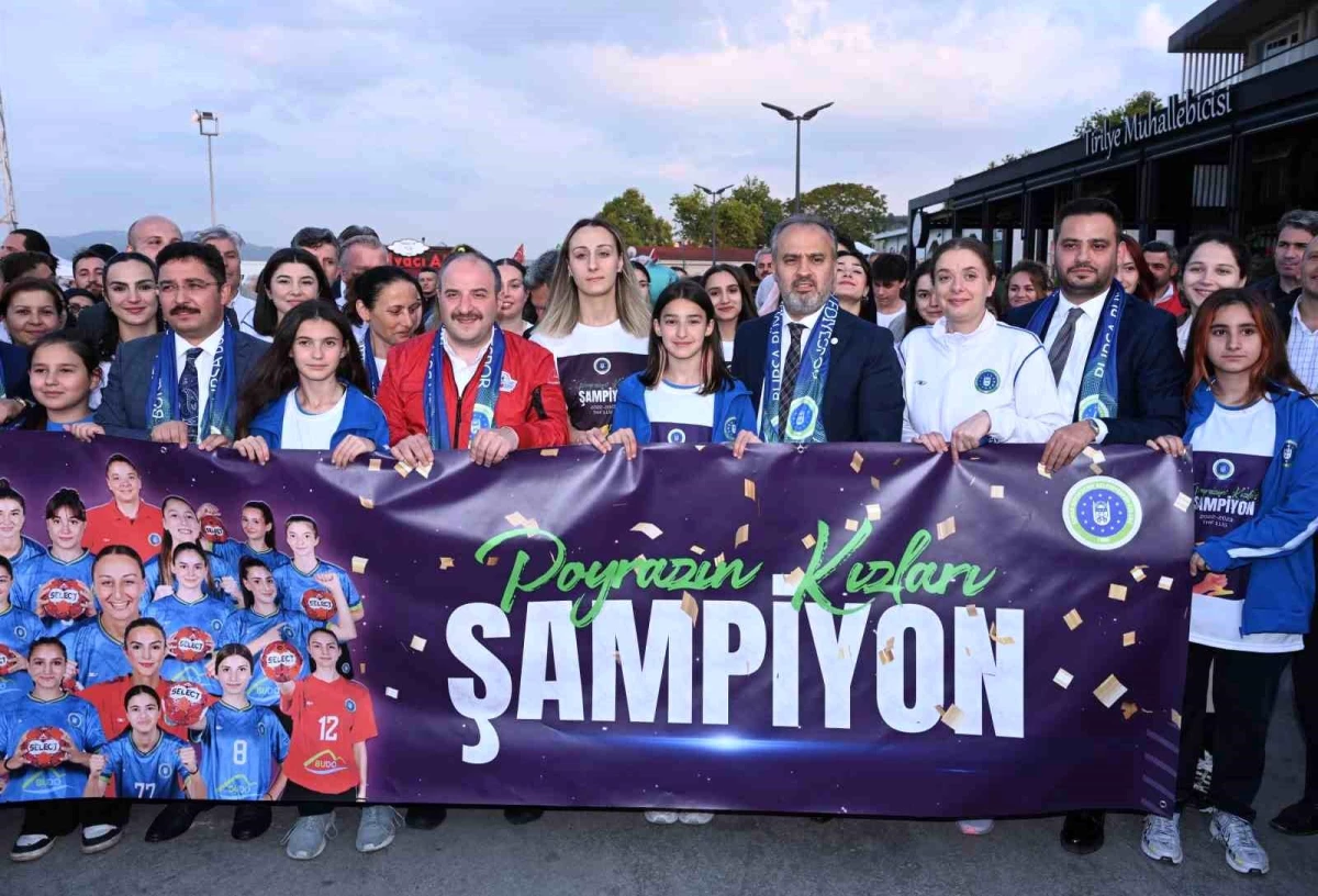 Bursa Büyükşehir Belediyespor Bayan Hentbol Kadrosu şampiyonluğu kutladı