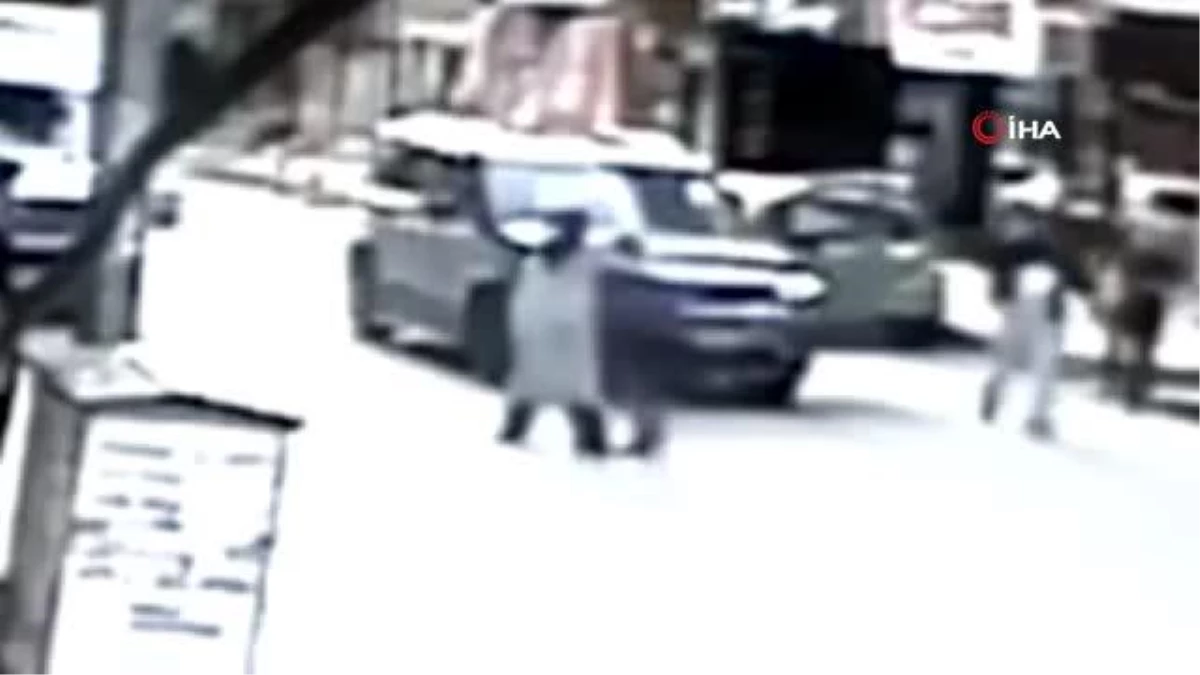 Bursa'da çocuğa araba çarptı, kaza anı kamerada