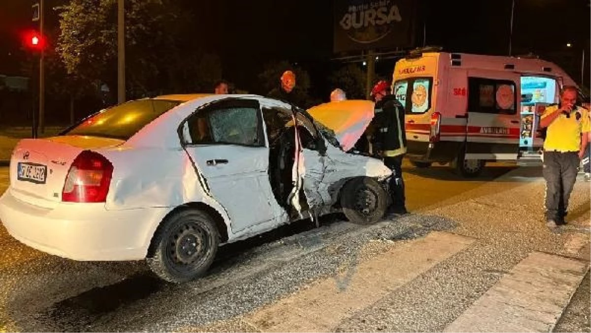 Bursa'da Kavşak Kazası: 2 Yaralı