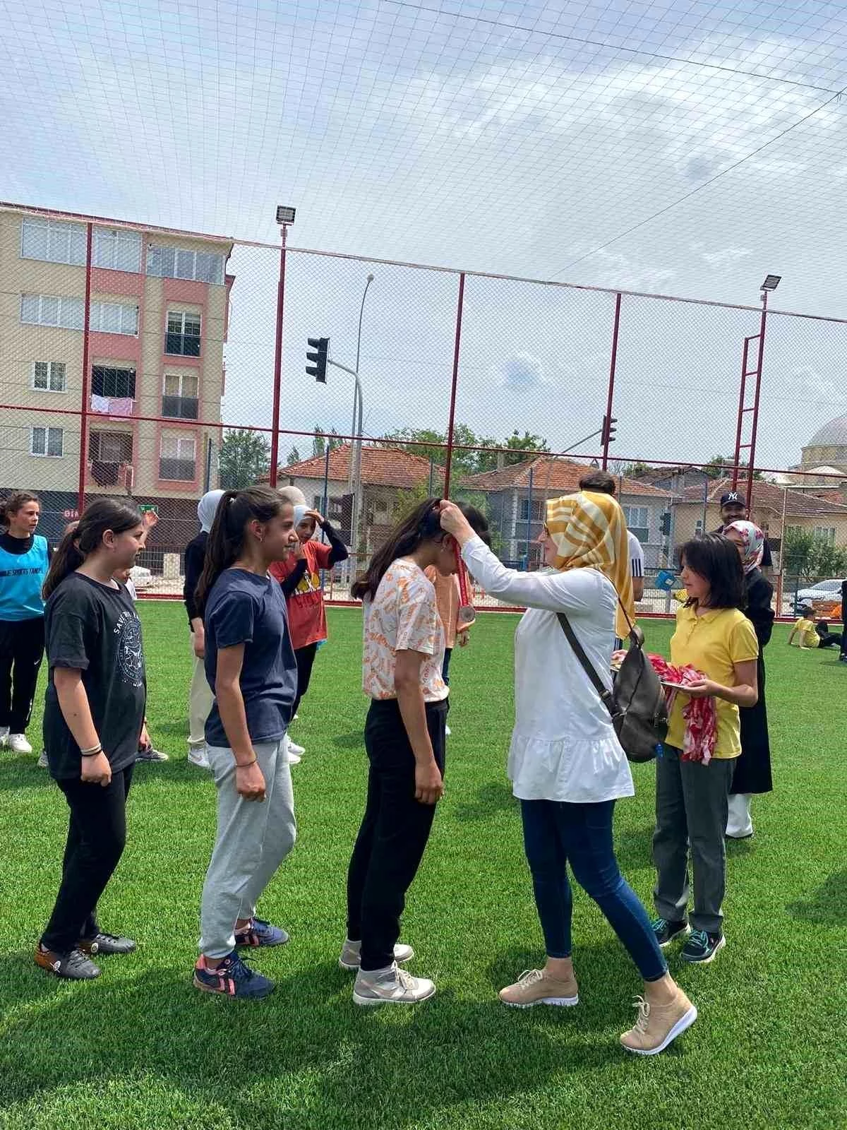 Cengiz Topel Ortaokulu Bayan Futbol Ekibi Şampiyon Oldu