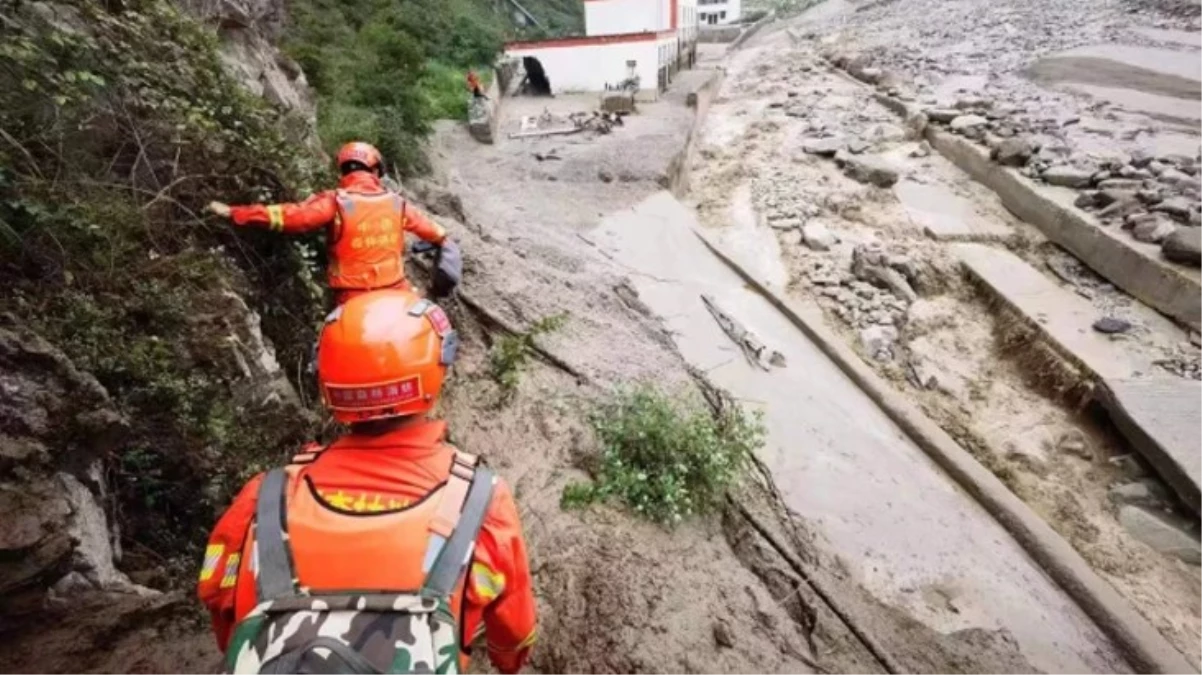 Çin'de birden bastıran şiddetli yağış sonrası heyelan felaketi: 7 kişi kayıp