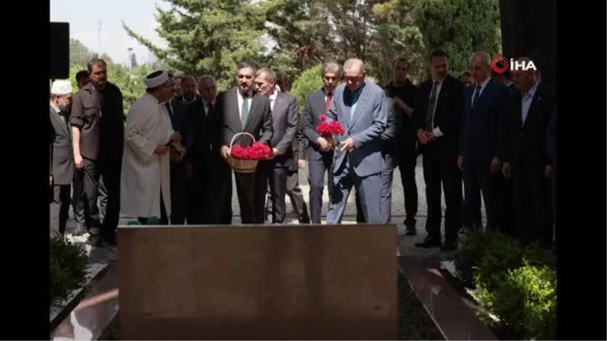 Cumhurbaşkanı Erdoğan, Merhum Cumhurbaşkanı Turgut Özal'ın Kabrini Ziyaret Etti