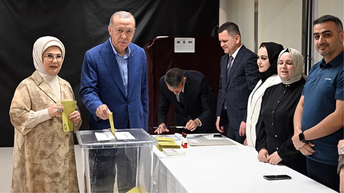 Cumhurbaşkanı Erdoğan, oy kullandığı sandıktan birinci çıktı