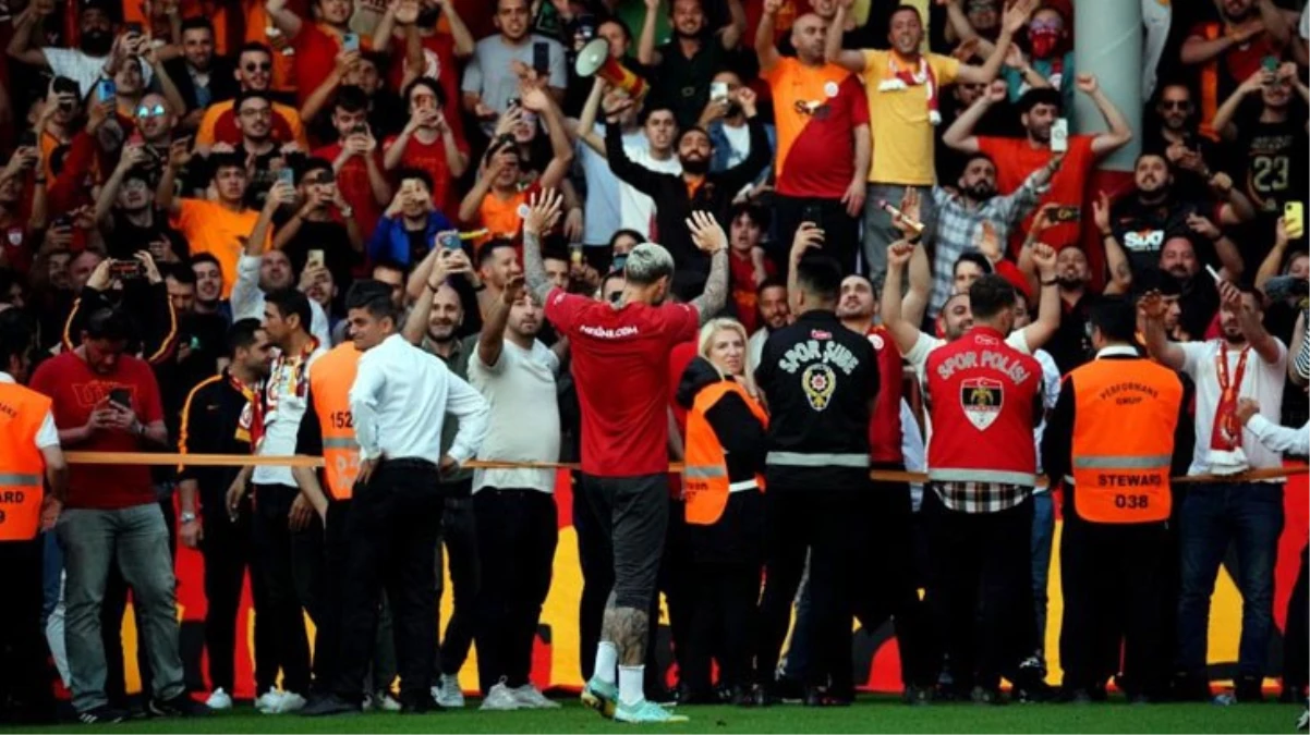 Derbi öncesi Galatasaray'ı bekleyen büyük tehlike! Taraftarlar futbolcuları açık açık uyardı