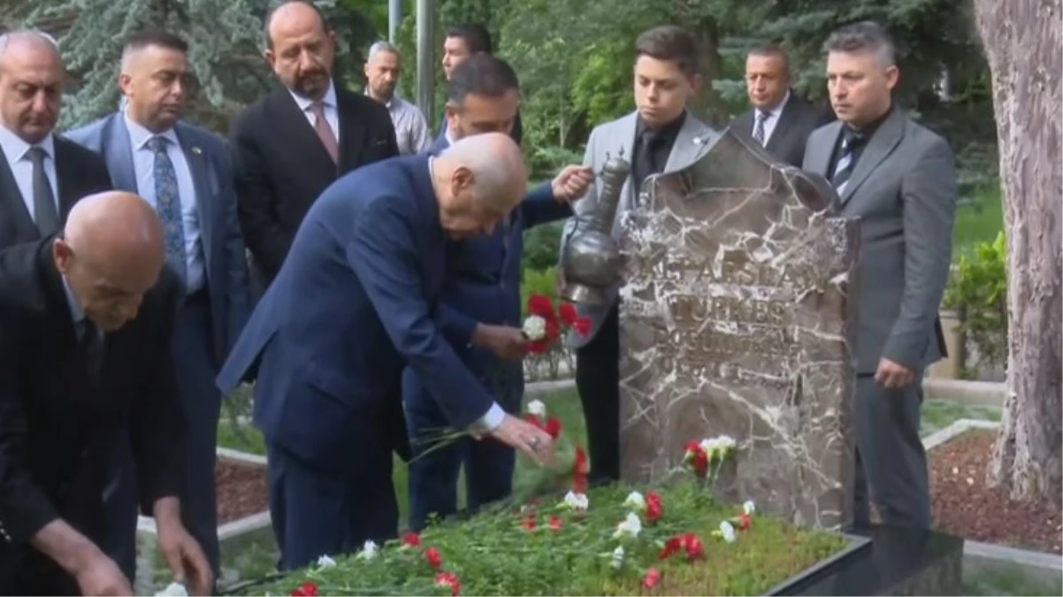 Devlet Bahçeli, Alparslan Türkeş'in mezarını ziyaret etti