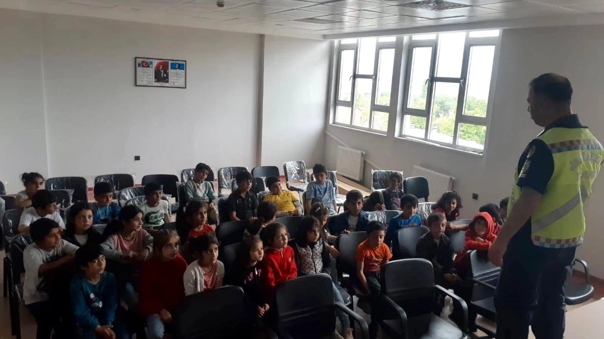 Elazığ'da Jandarma Takımları Öğrencilere Trafik Eğitimi Verdi