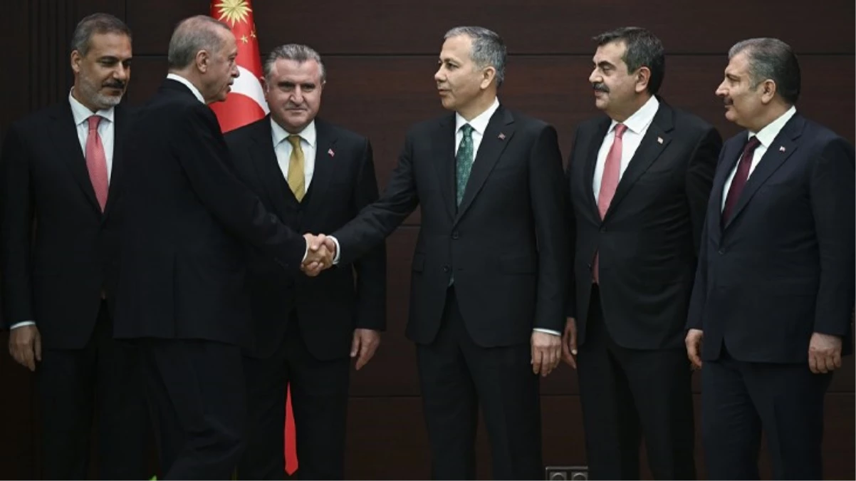 Erdoğan'ın yeni Kabine'yi açıklamasıyla MİT Başkanlığı, İstanbul Valiliği ve Genelkurmay Başkanlığı koltukları boş kaldı