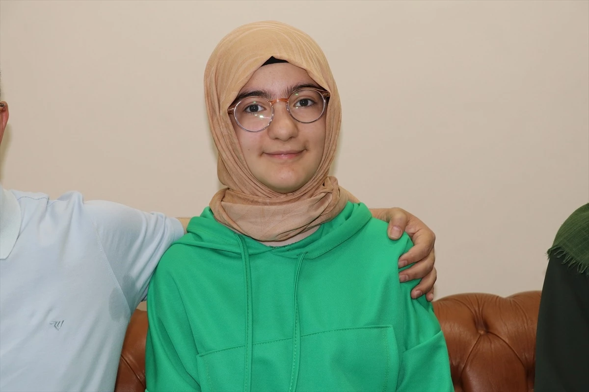 Erzincanlı öğrenci Feyza İklil Gültekin, LGS'de 500 tam puan alarak Türkiye birincileri ortasında yer aldı