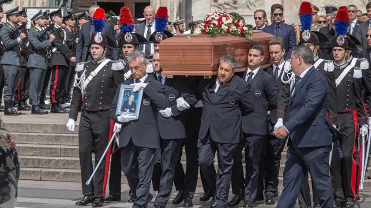 Eski İtalya Başbakanı Silvio Berlusconi son seyahatine uğurlandı! Türkiye'den iki isim cenaze merasimine katıldı