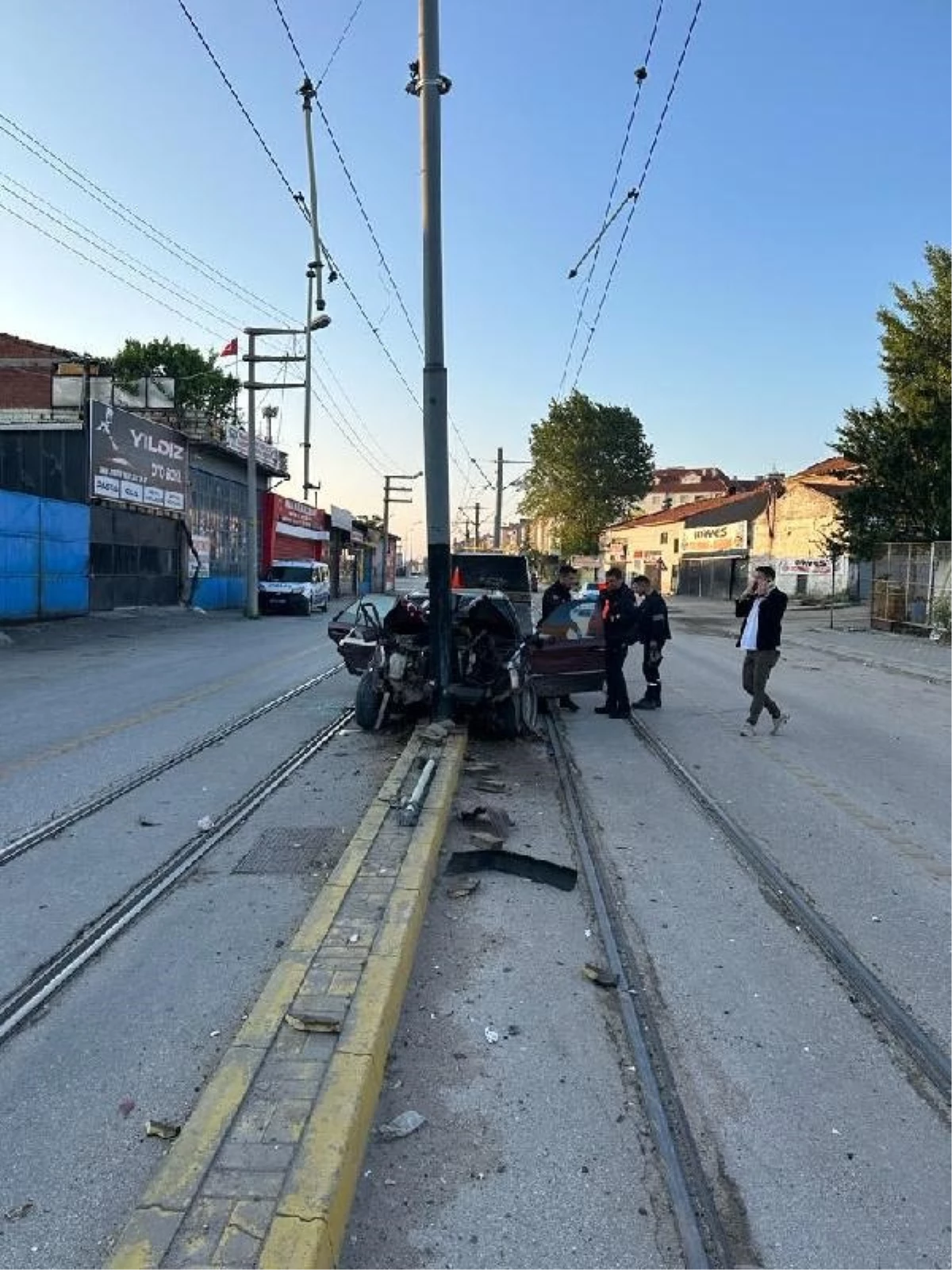 Eskişehir'de Araba Tramvay Yolundaki Direğe Çarptı: 1 Yaralı