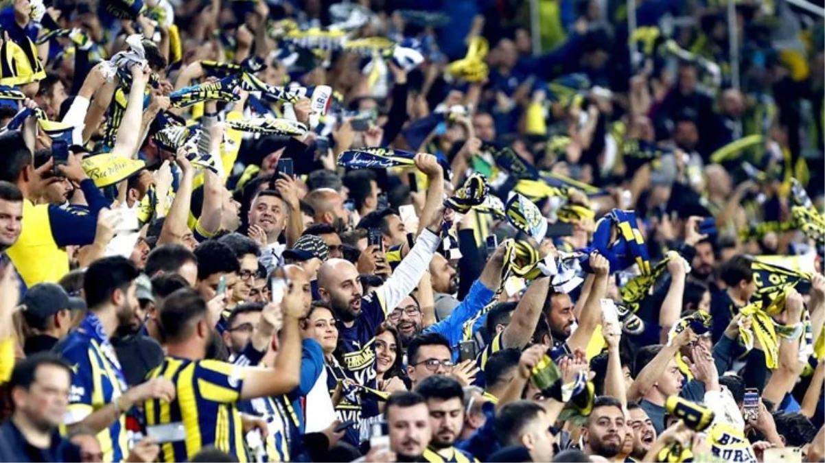 Galatasaray maçından gelen gol haberiyle Kadıköy'de tribünler adeta yıkıldı