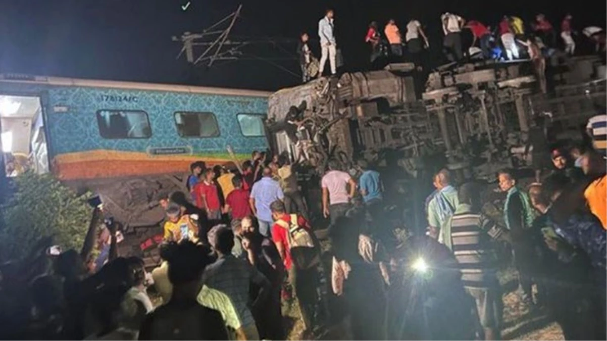 Hindistan'da tren kazası: 50 meyyit, 350 yaralı
