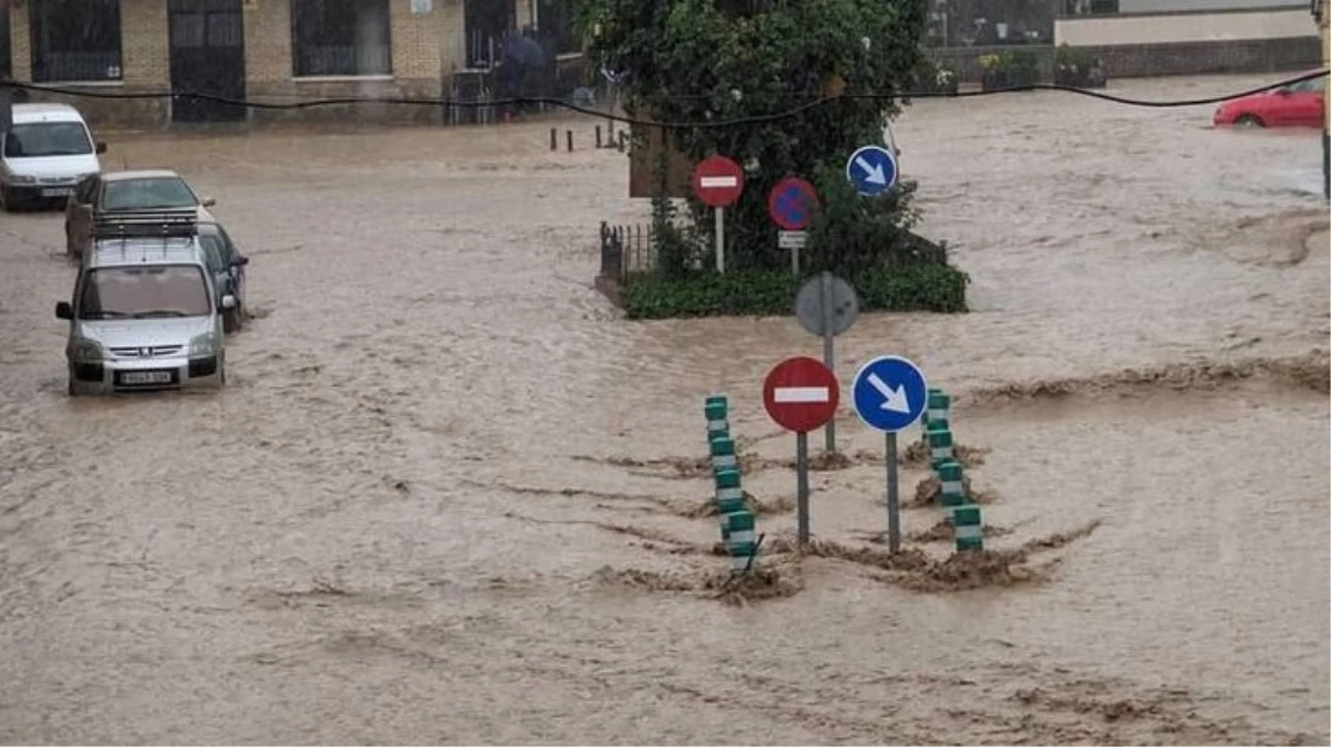 İspanya'da sel hayatı felç etti! Caddeler göle döndü, araçlar yollarda kaldı