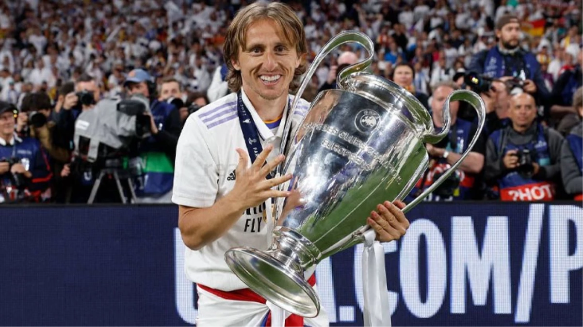 Luka Modric, Real Madrid ile 1 yıllık yeni kontrat imzaladı! Suudi Arabistan ve Katar'ı elinin zıddıyla itti