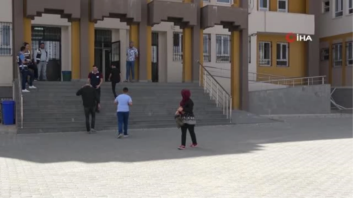 Mardin'de LGS heyecanı: Öğrenciler imtihanda, aileler okul kapısında ter döktü
