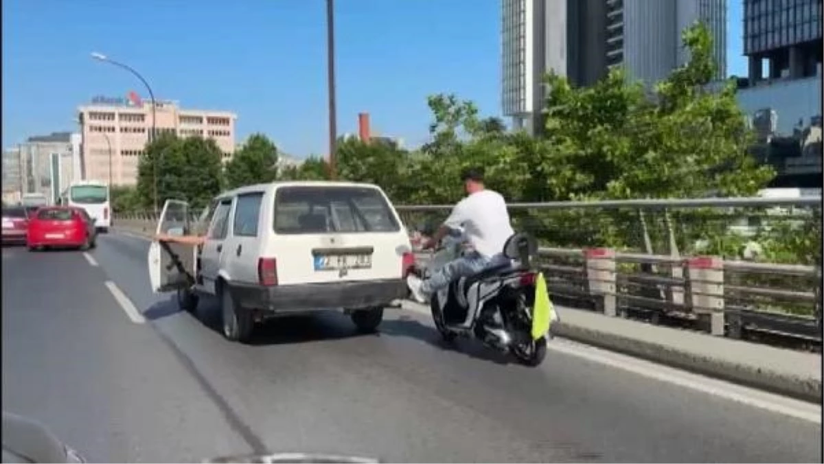 Motosikletli Şoförler Yolda Kalan Arabaya Yardım Etti